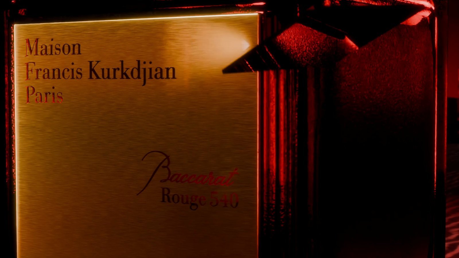 Gros plan sur l’étiquette dorée Baccarat Rouge 540