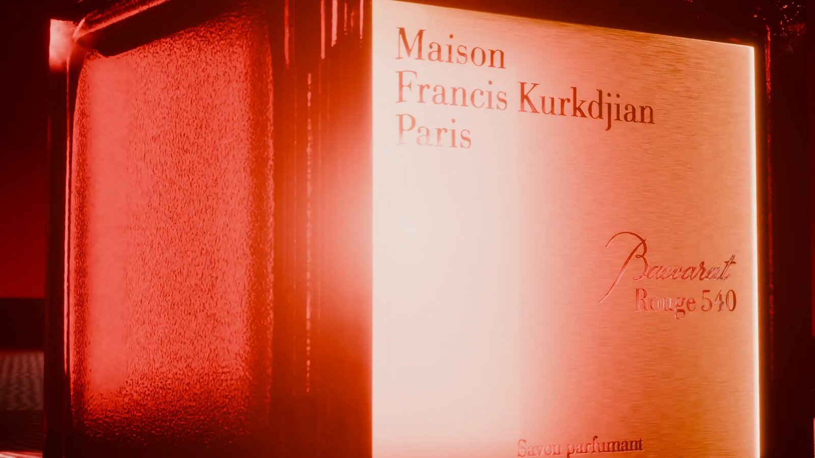L’étiquette du flacon baignée de lumière rouge