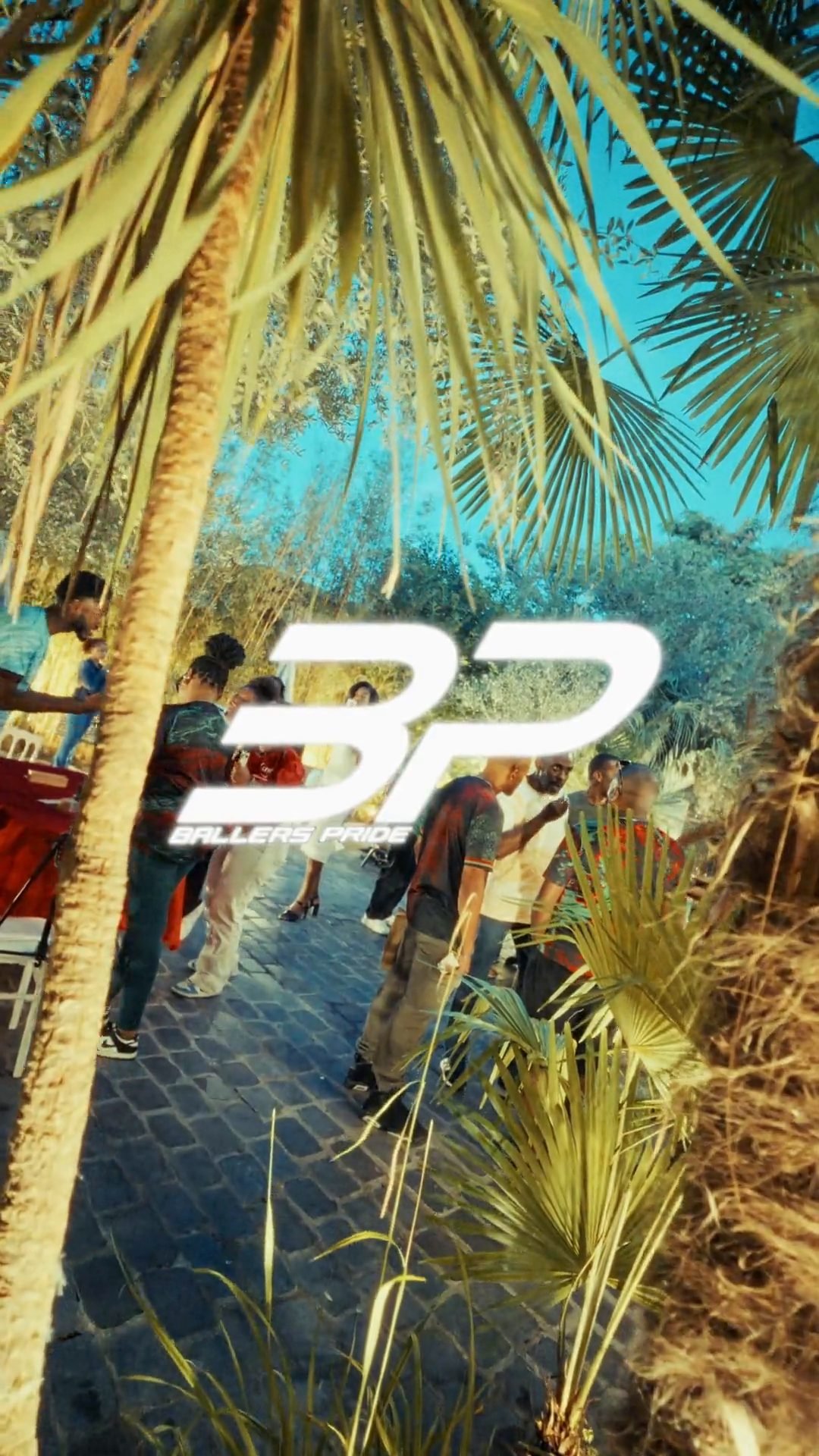 Logo Ballers Pride au milieu des palmiers