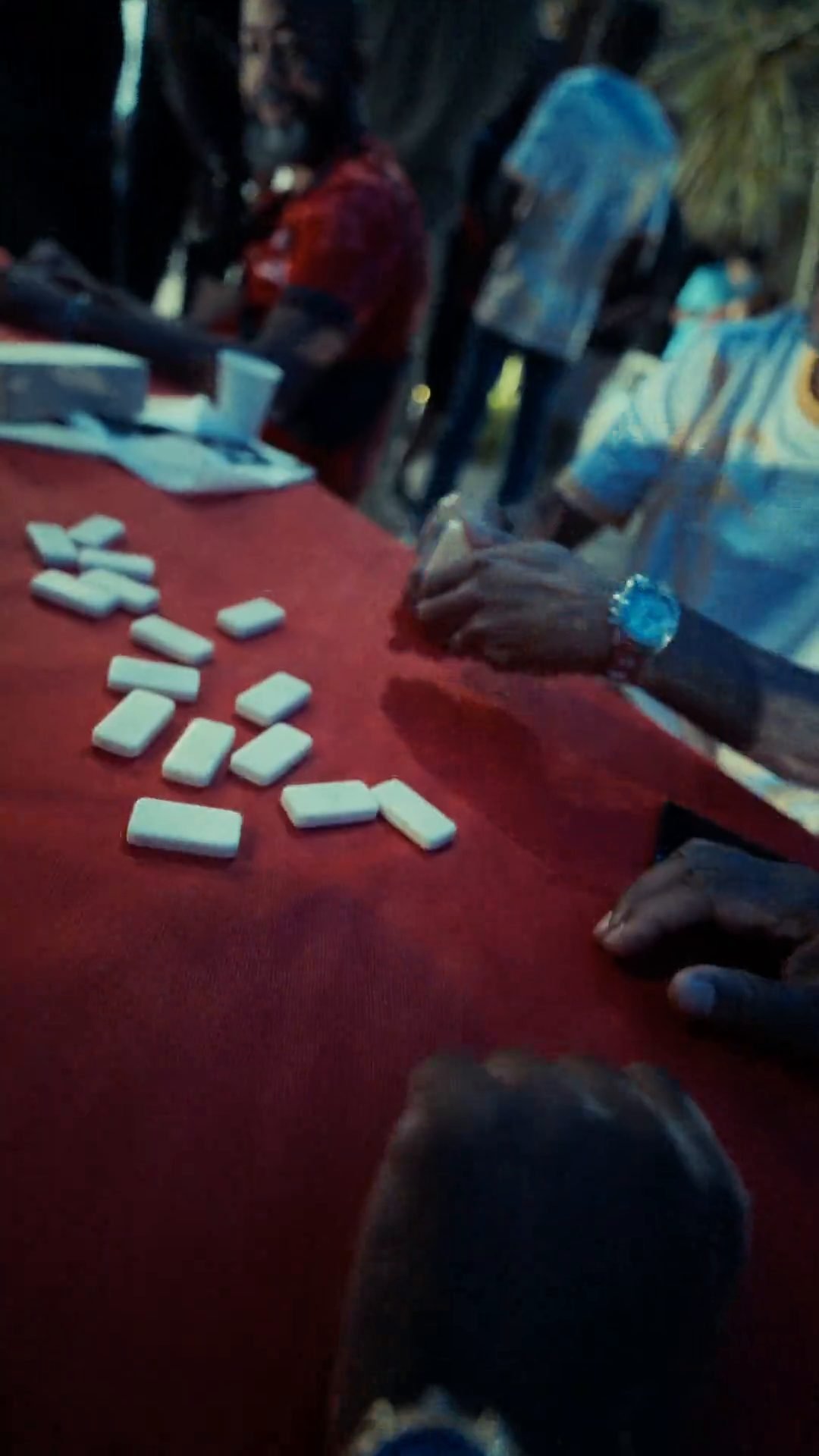 Partie de dominos pendant la soirée