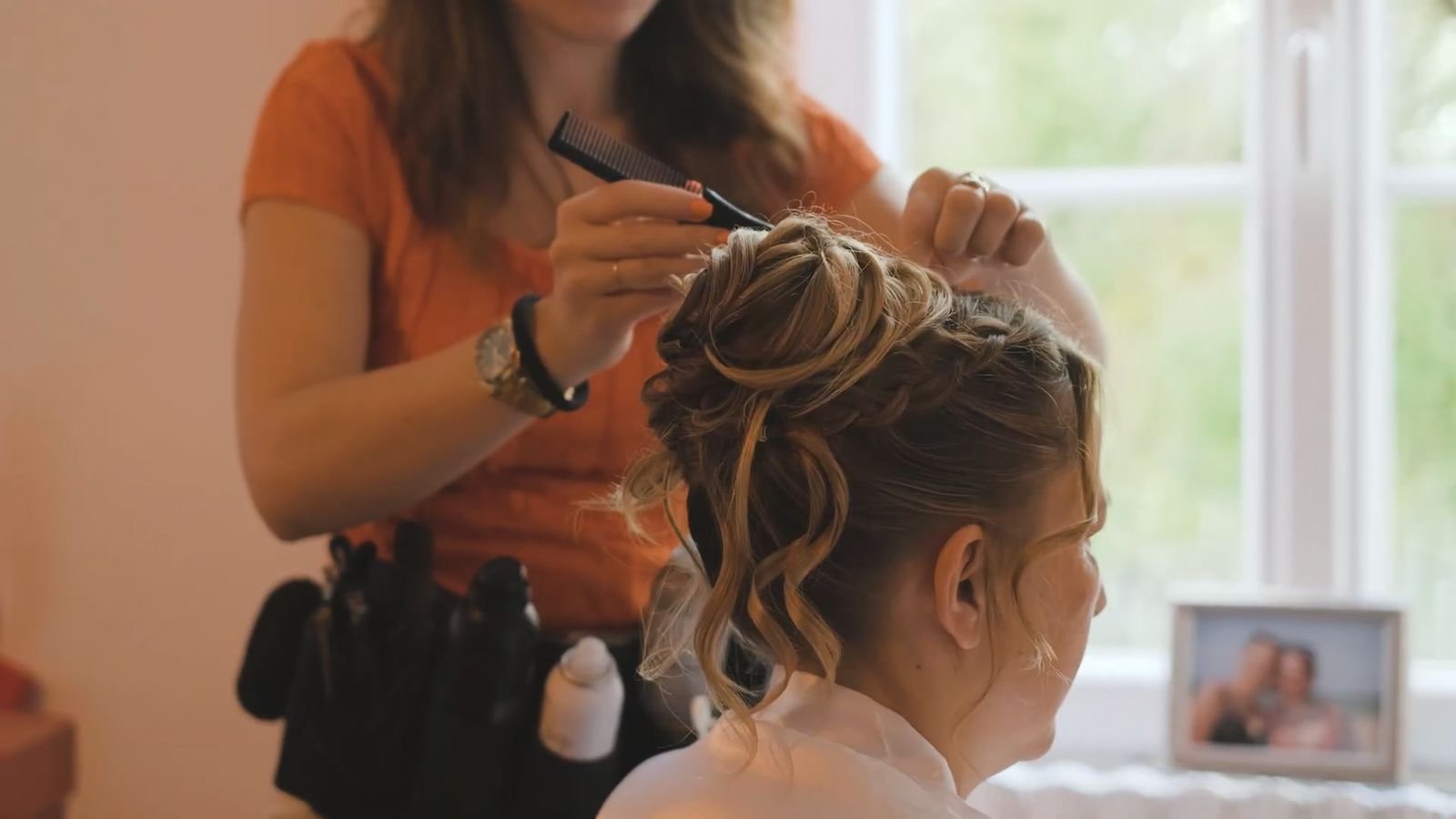 Préparatifs de la mariée avec sa coiffeuse