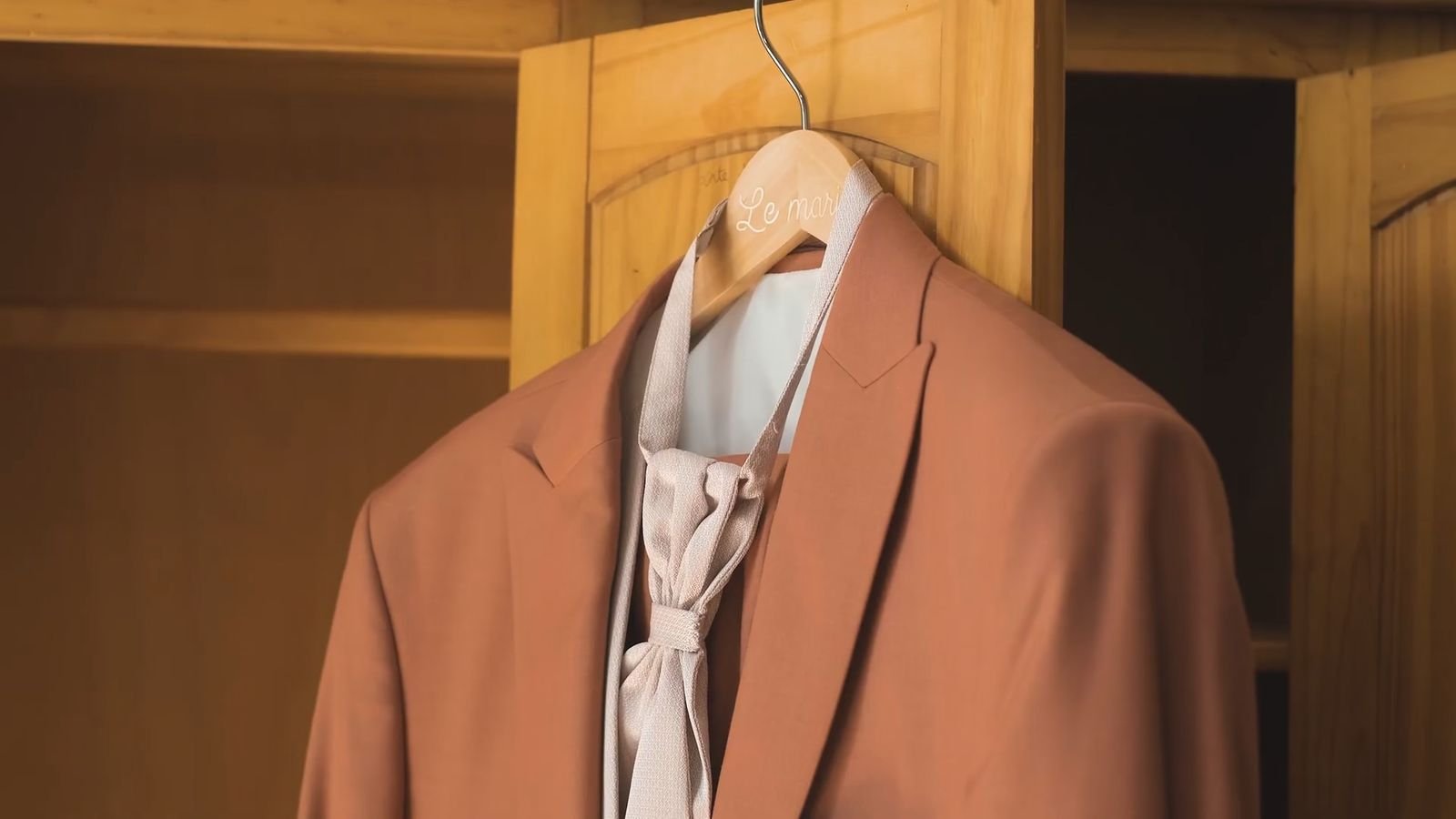 Costume préparé dans une armoire