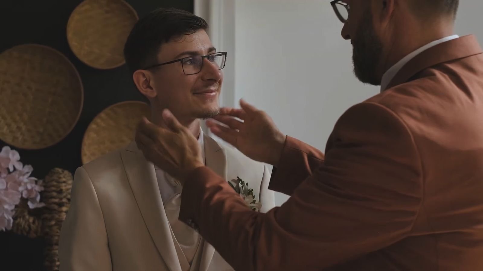 Le marié et son témoin partagent un moment complice