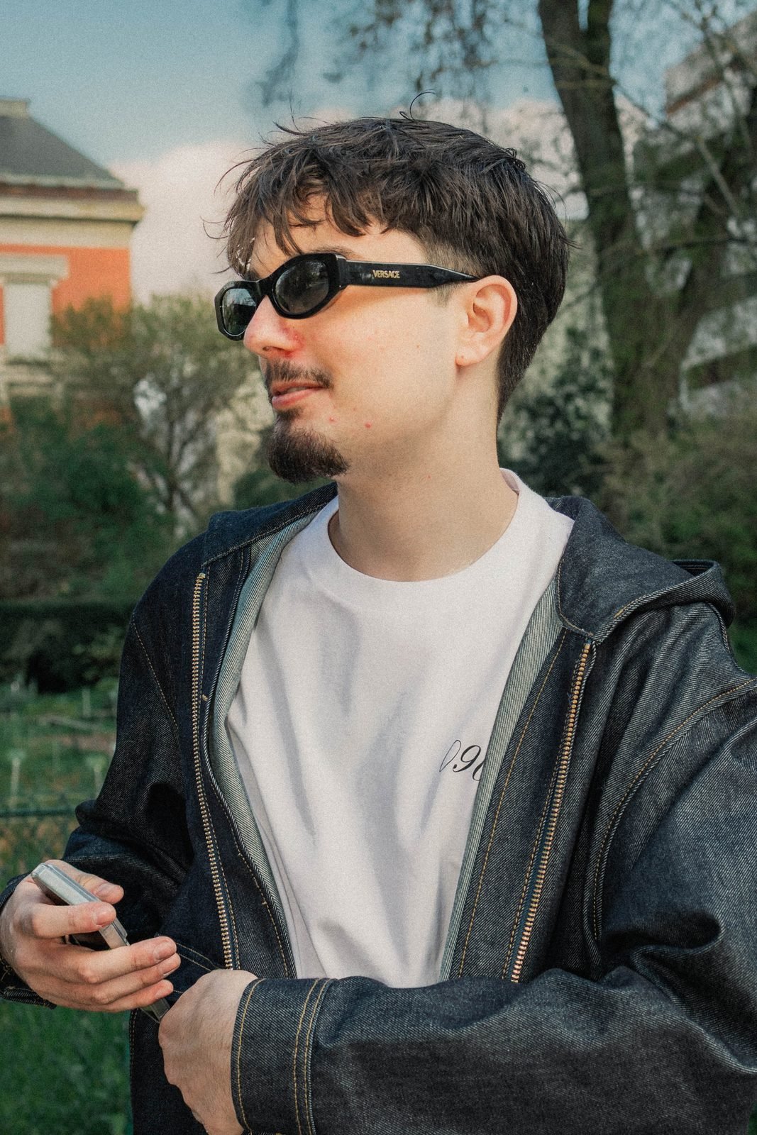 Portrait d’un jeune homme à lunettes de soleil en extérieur