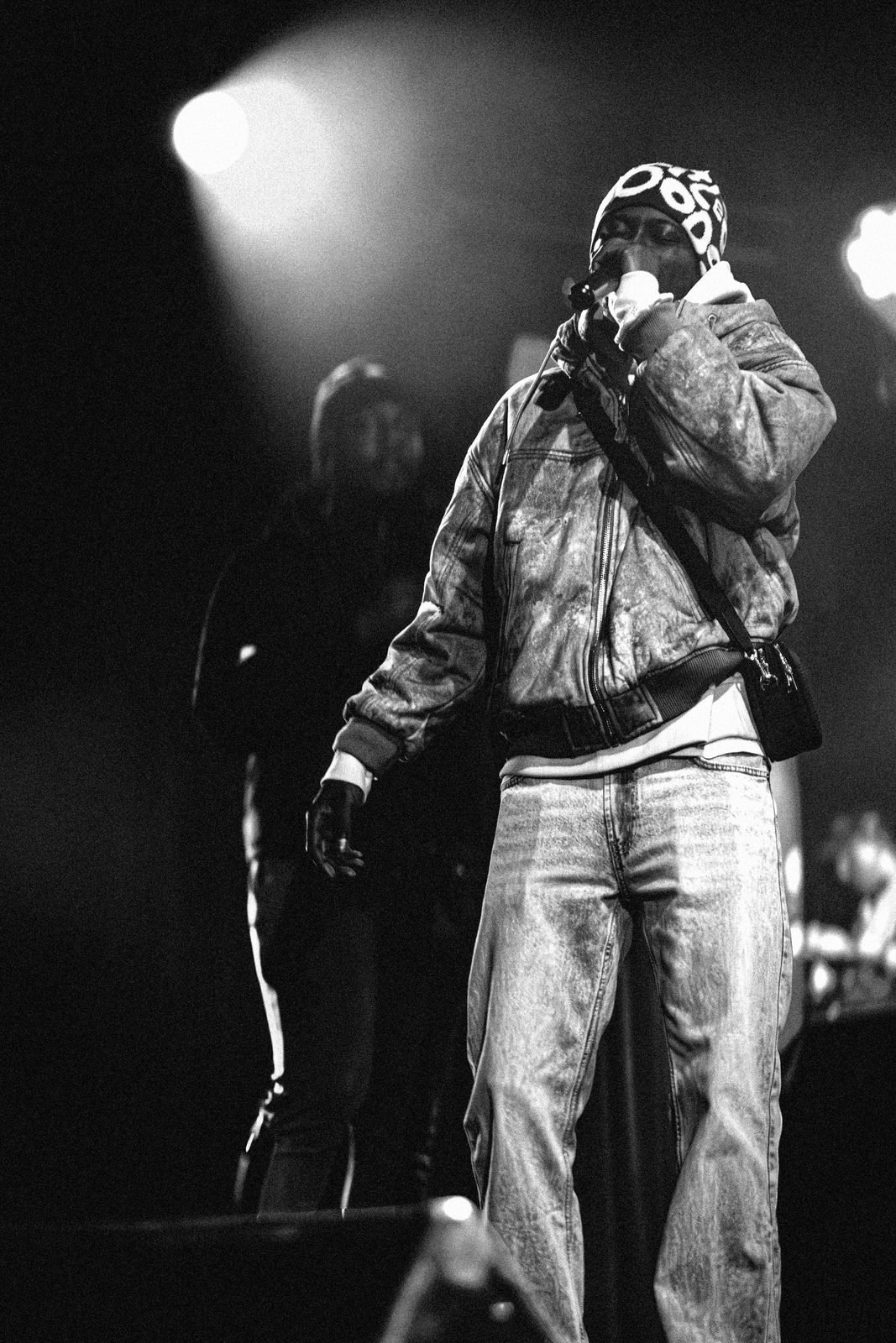 Chanteur en concert, en noir et blanc
