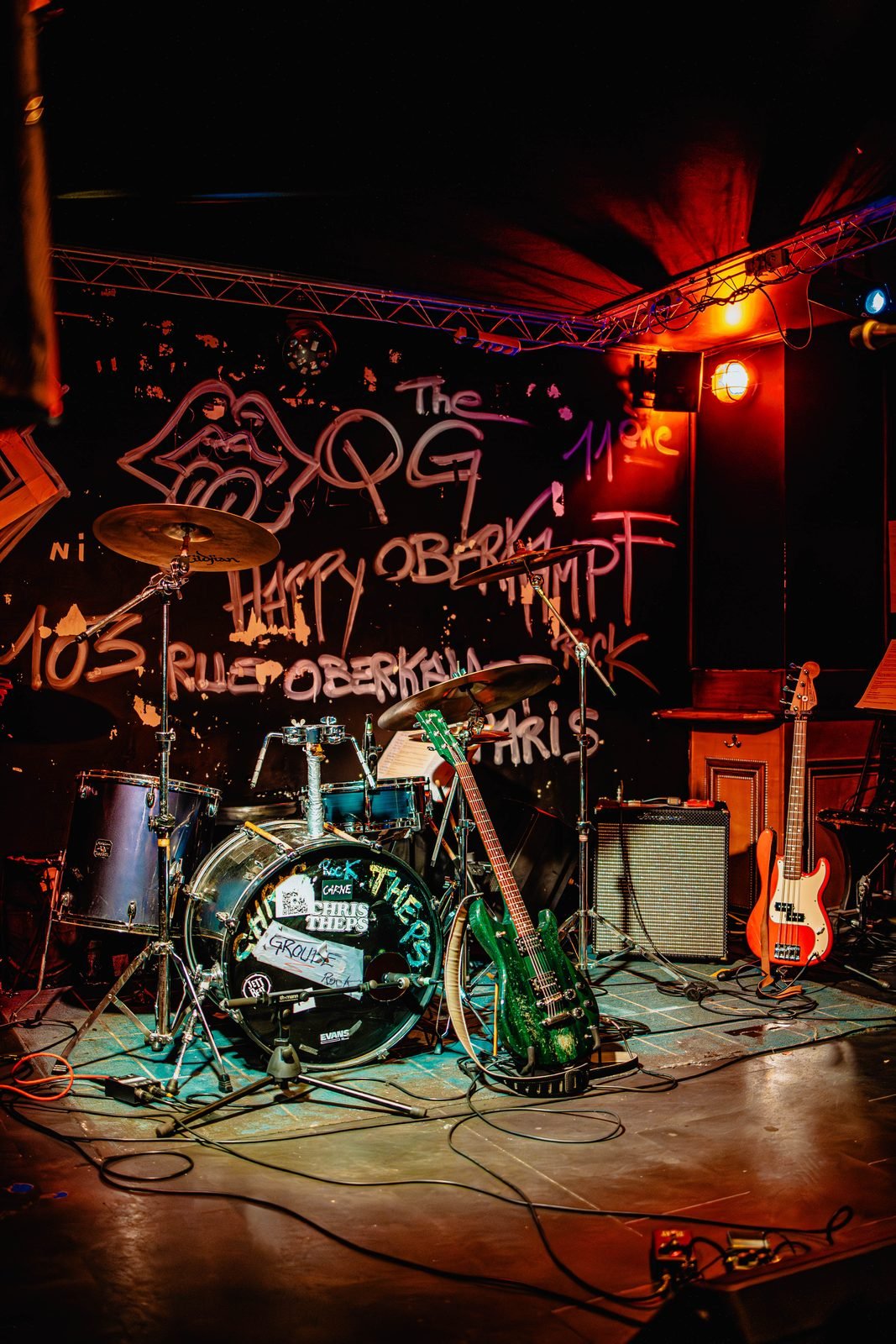 Scène de concert avec batterie et murs graffés