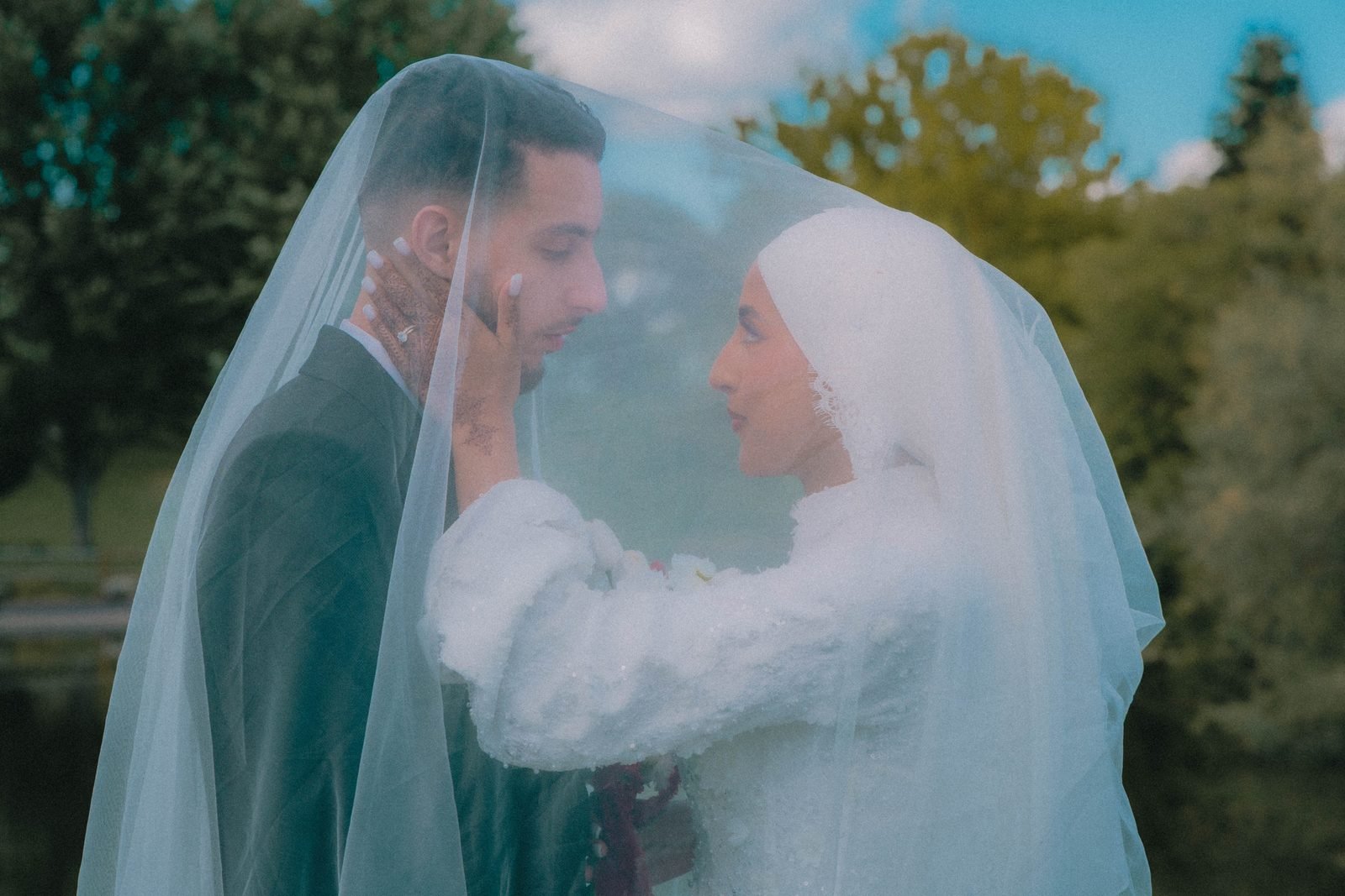 Les mariés face à face sous le voile