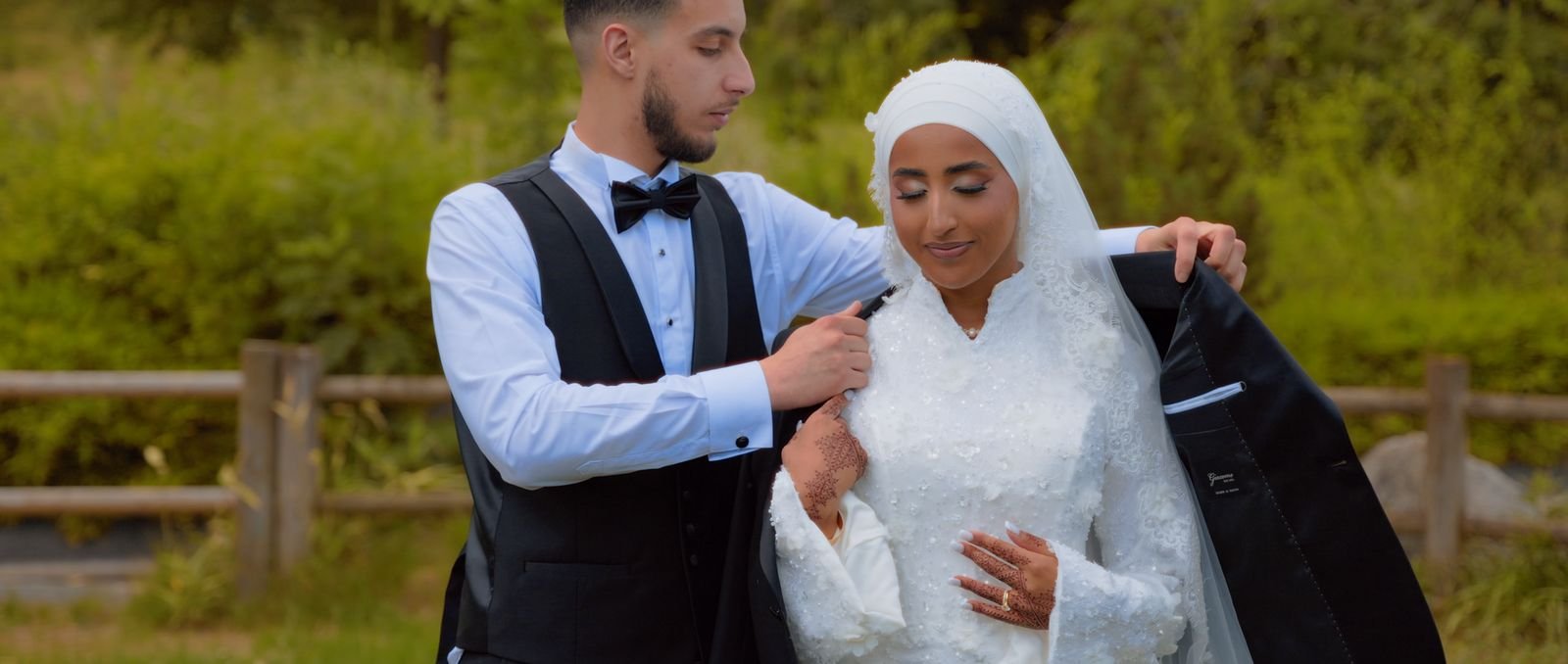 Le marié pose sa veste sur les épaules de la mariée