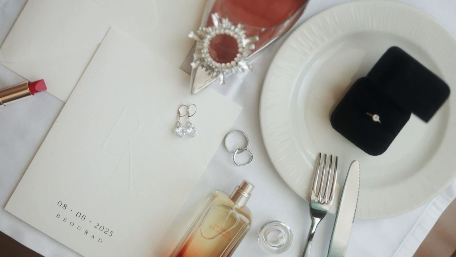 Faire-part et détails disposés sur une table