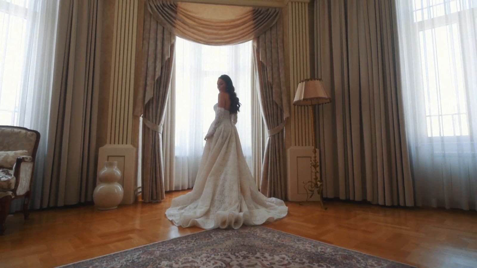 Mariée dans un grand salon baigné de lumière